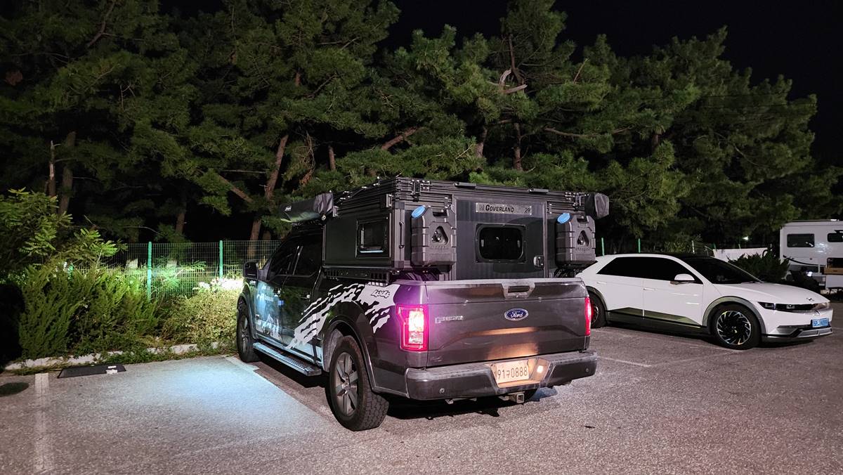 Goverland Goat Pop-Up Slide-In Pickup Truck Camper