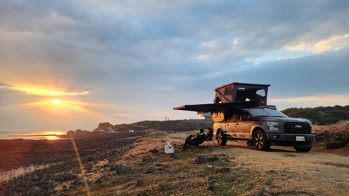 Goverland Goat Pop-Up Slide-In Pickup Truck Camper