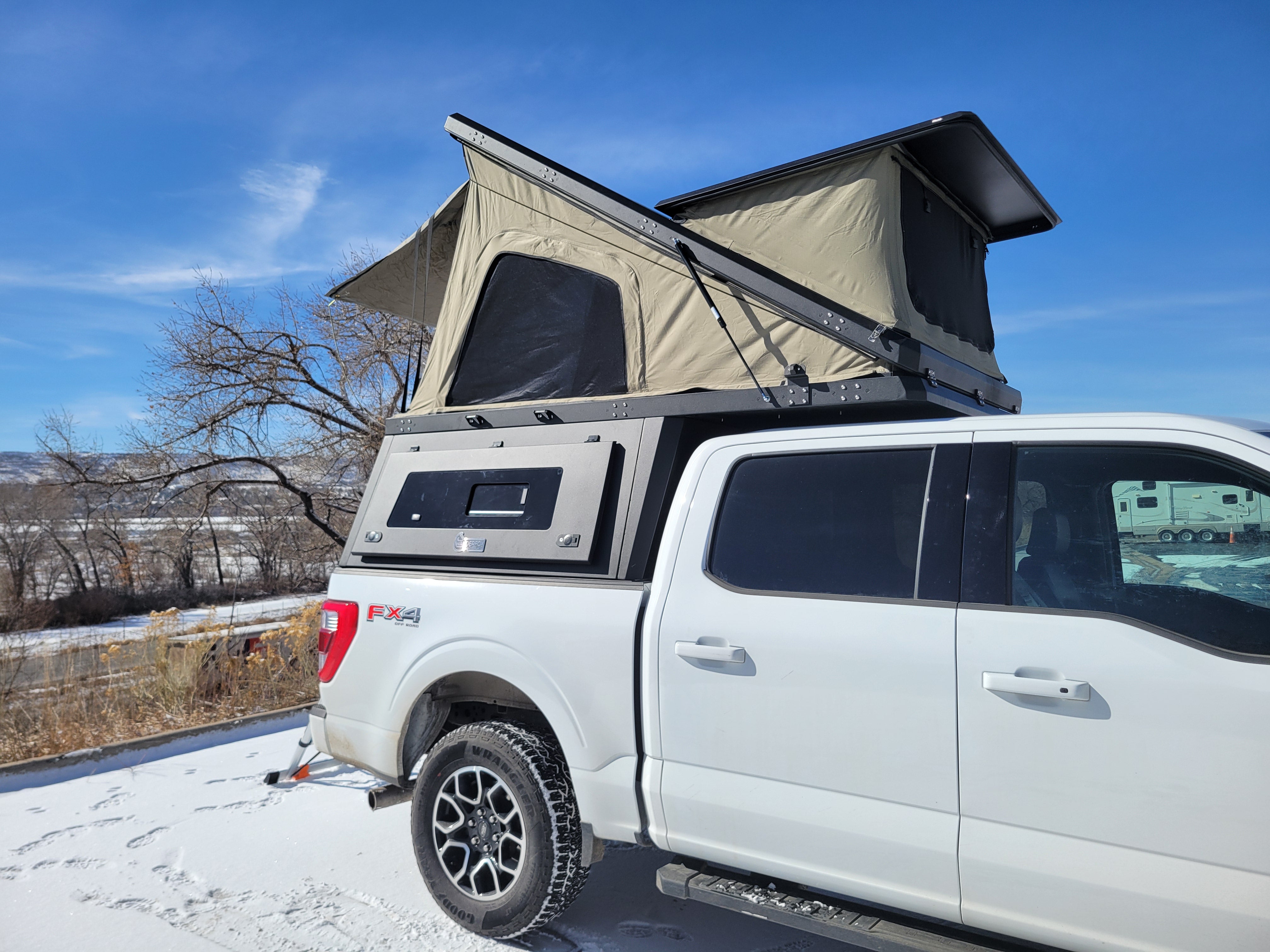 ALPS社　FORD PICKUP TRUCK WITH CAMPER TOP WanderFox Lair Truck Camper Models, Ford Ranger 1998-2011, 6 ft