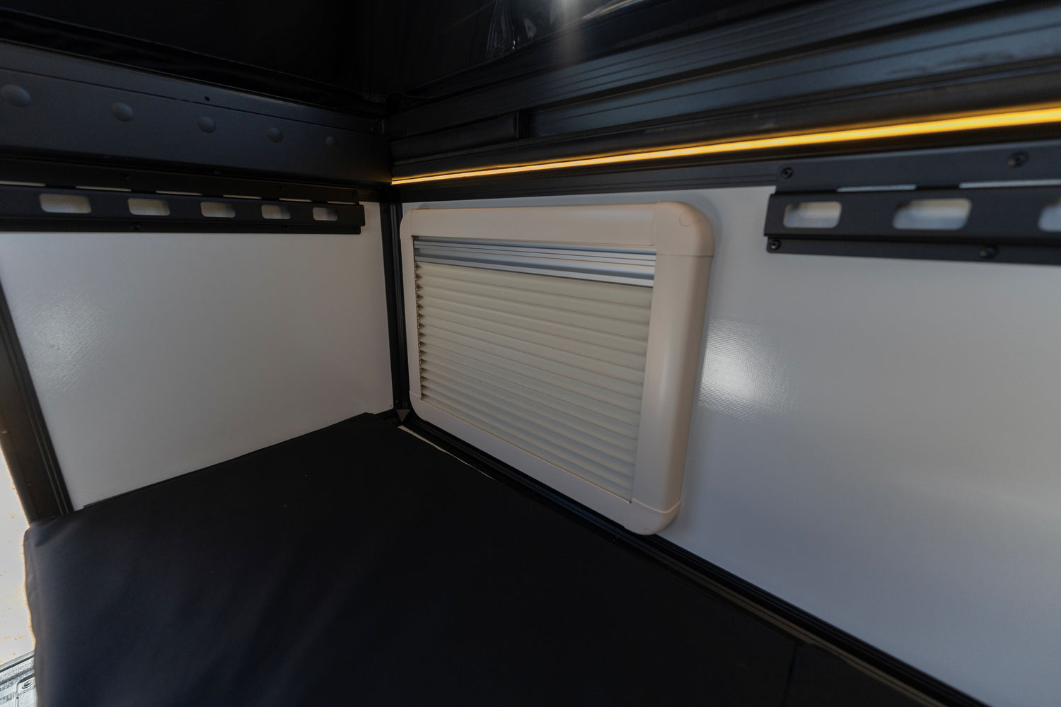 Goverland Goat Pop-Up Slide-In Pickup Truck Camper